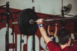 man fazendo a imprensa militar em sua rotina de musculação livre