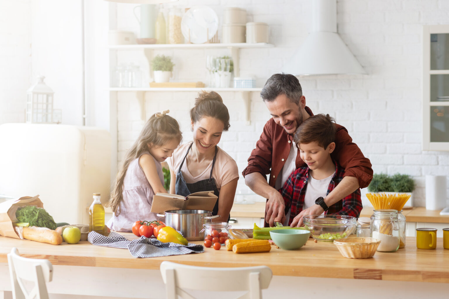 Cook and son. Семья за столом. Семья на кухне. Семья готовит ужин. Счастливая семья на кухне.