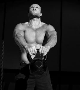 allenamento per lo sviluppo muscolare con kettlebell swing